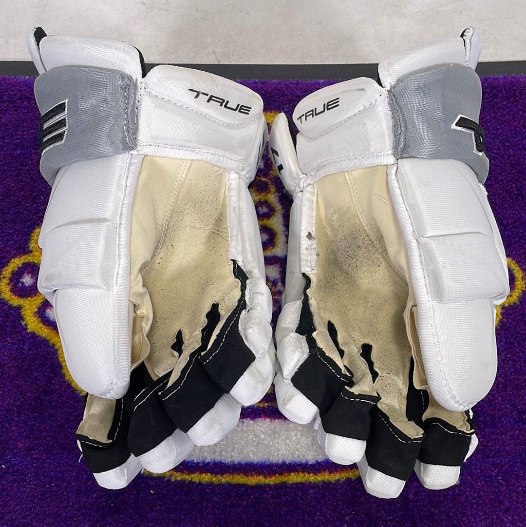 Zack MacEwen 22-23 Alternate Gloves