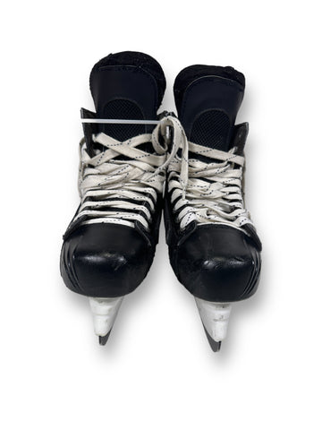 Front of Bauer Vapor 1X 2.0 skates featuring white laces, and a custom tongue with black felt.