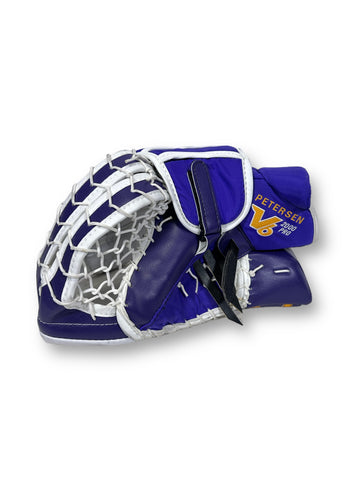 Back of the goalie glove in forum blue and navy blue, trimmed with white. Embroidered on the cuff is the name "PETERSEN" and the model "V6 2000 Pro."
